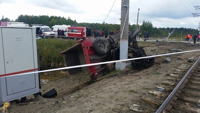 Пассажирский поезд Адлер - Нижневартовск столкнулся с грузовиком (6 фото + видео)