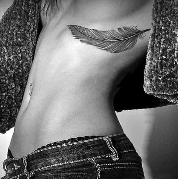 Татуировки под женской грудью (29 фото)