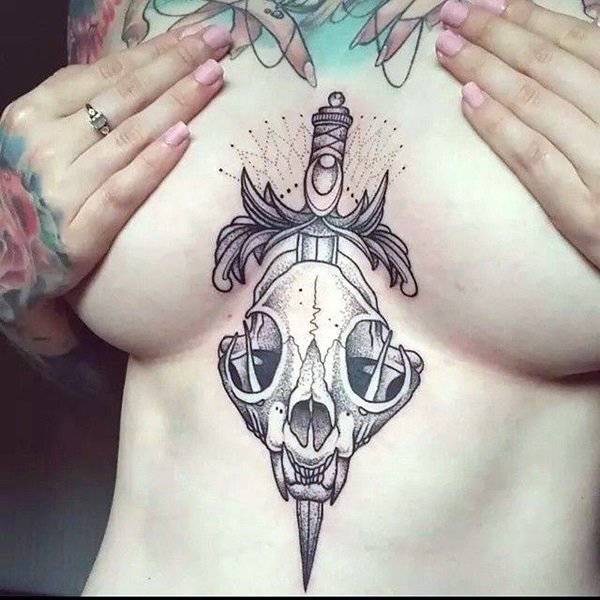 Татуировки под женской грудью (29 фото)