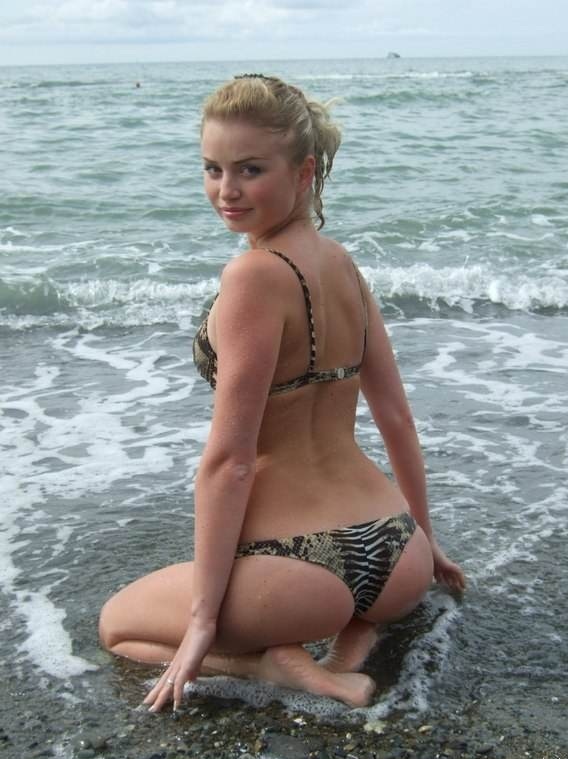 Искусная модель Евгения Васильева воплощает женскую красоту на снимках в стильном пляжном наряде