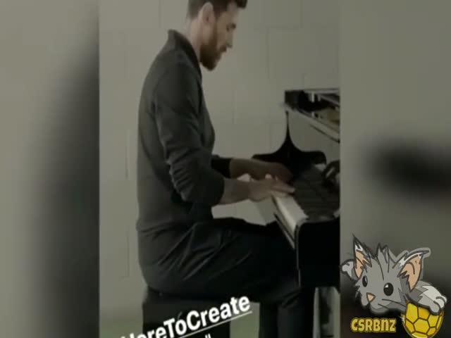 Лионель Месси сыграл гимн Лиги чемпионов на фортепиано