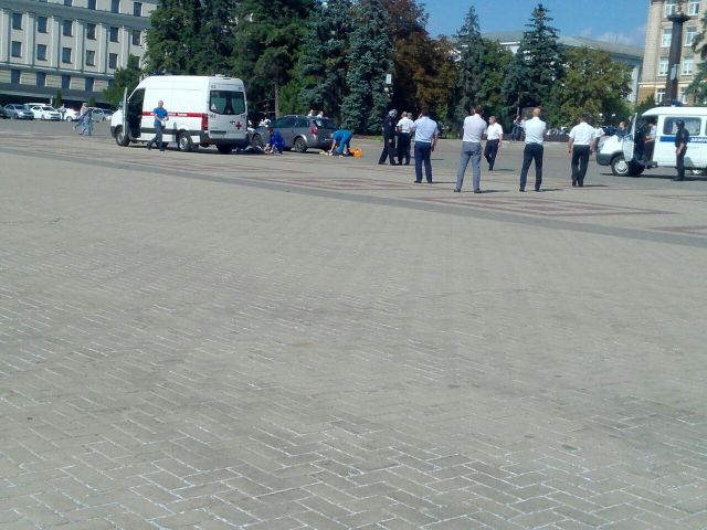 В центре Белгорода мужчина выгрузил труп и попытался застрелиться (3 фото + видео)