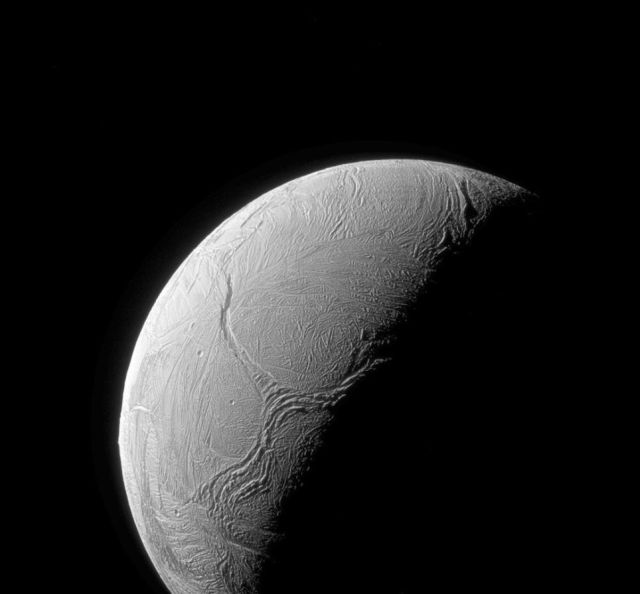 Фото Сатурна от зонда «Кассини», которого больше не будет (9 фото)