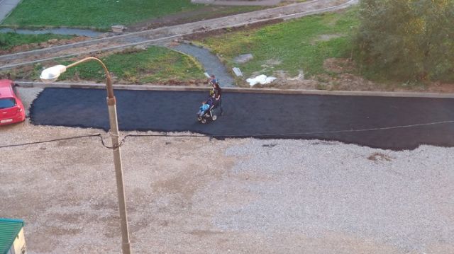 Как рабочие делали новую парковку во дворе (15 фото)