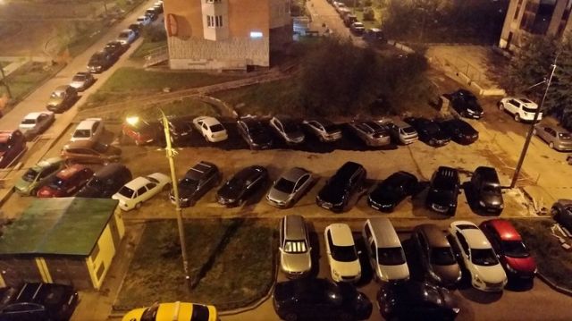 Как рабочие делали новую парковку во дворе (15 фото)