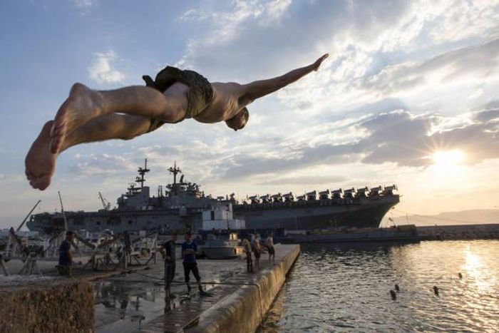 Военные купаются в открытом море (21 фото)