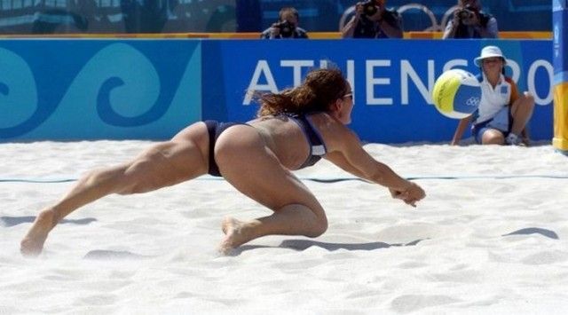 Девушки, играющие в пляжный волейбол (29 фото)