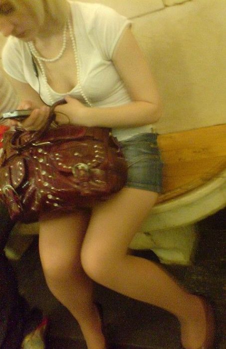 Милые девушки в российском метро (29 фото)