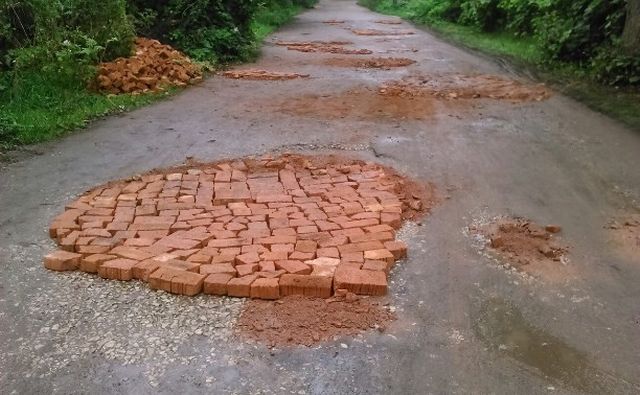 Ямочный ремонт дорог своими силами (14 фото)