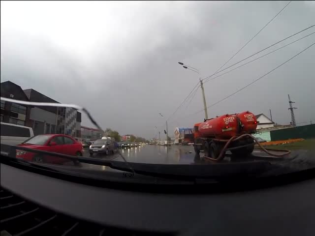 Дрифт Камаза на мокрой дороге