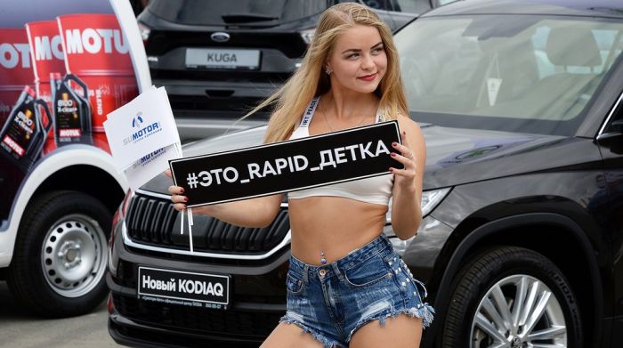 Девушки с автовыставки во Владивостоке (11 фото)