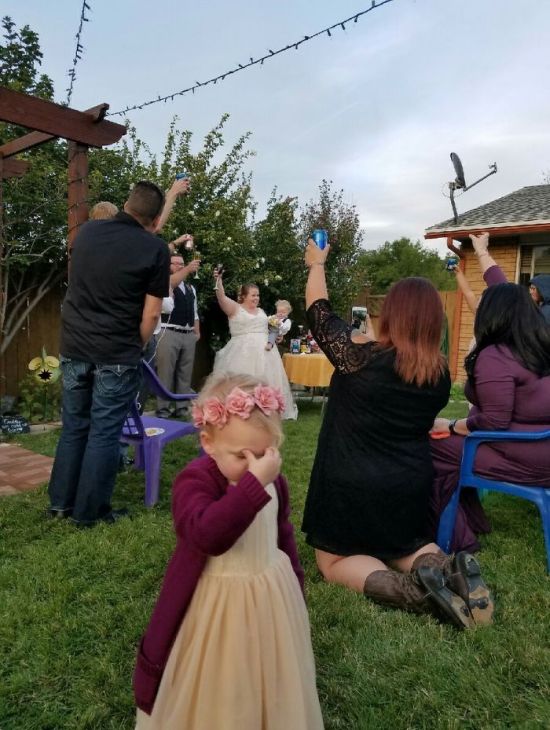 Забавные детишки на свадьбах (26 фото)