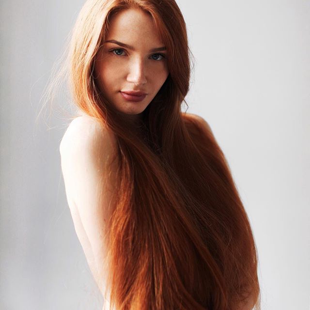 Девушка с роскошными волосами, которая ранее страдала от облысения (28 фото)