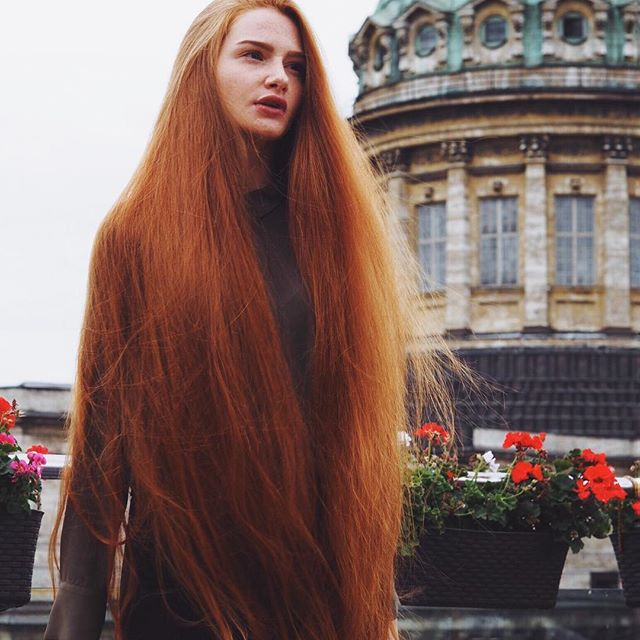 Девушка с роскошными волосами, которая ранее страдала от облысения (28 фото)