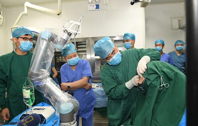 В Китае робот-стоматолог самостоятельно провел операцию (4 фото + видео)