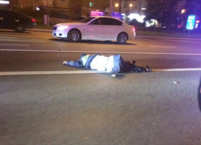 В центре Москвы автомобиль ФСБ насмерть сбил полицейского (2 фото + 2 видео)