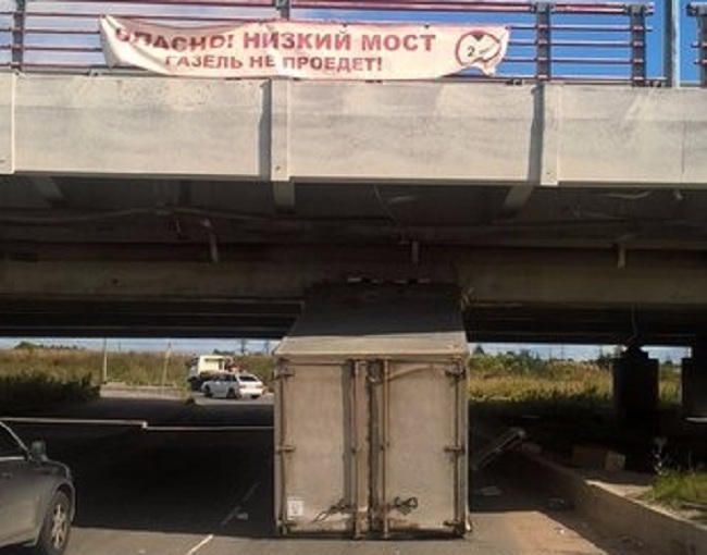 В Санкт-Петербурге «ГАЗель» вновь застряла под низким мостом (3 фото)