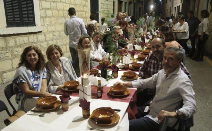 Ежегодный "ужин" на 20 тысяч персон в испанской деревушке (7 фото)