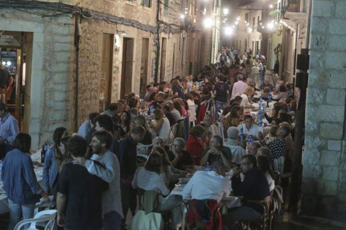 Ежегодный "ужин" на 20 тысяч персон в испанской деревушке (7 фото)