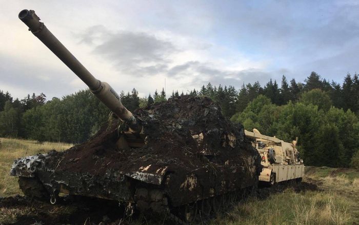Танк M1A2 Abrams принял шведскую «грязевую ванну» (4 фото)
