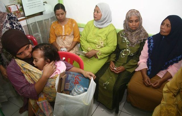 Индонезийская клиника принимает оплату за услуги мусором (5 фото)