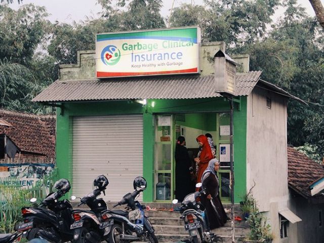 Индонезийская клиника принимает оплату за услуги мусором (5 фото)