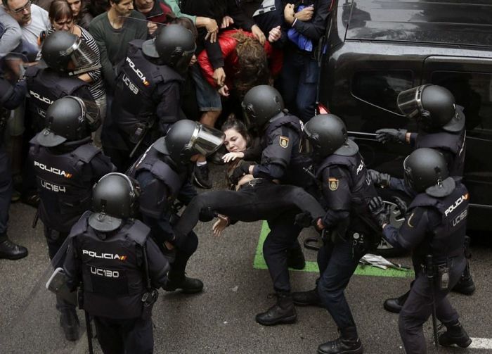 Референдум в Каталонии и стычки с полицией (15 фото + видео)