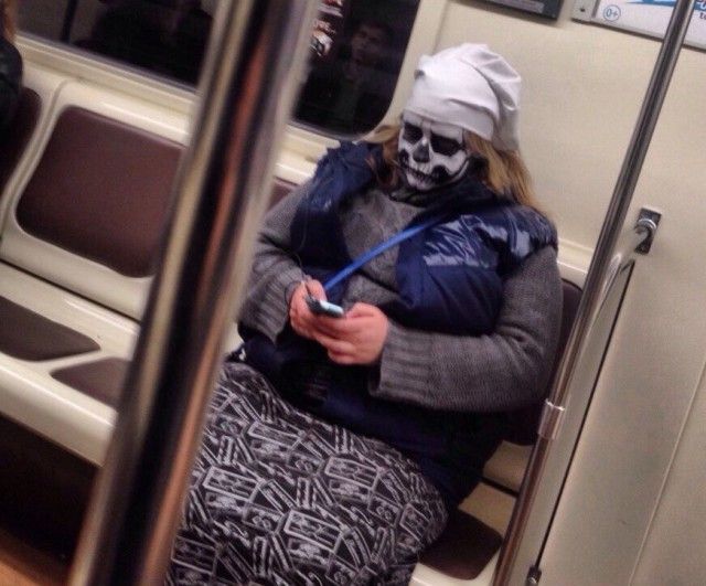 Необычные пассажиры российского метро (35 фото)