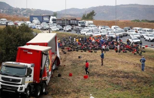 Попавший в аварию грузовик порадовал жителей ЮАР (5 фото)