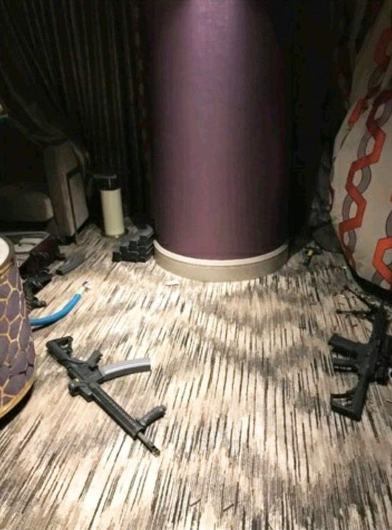 Полиция опубликовала кадры из номера стрелка из Лас-Вегаса Стивена Пэддока (5 фото + видео)