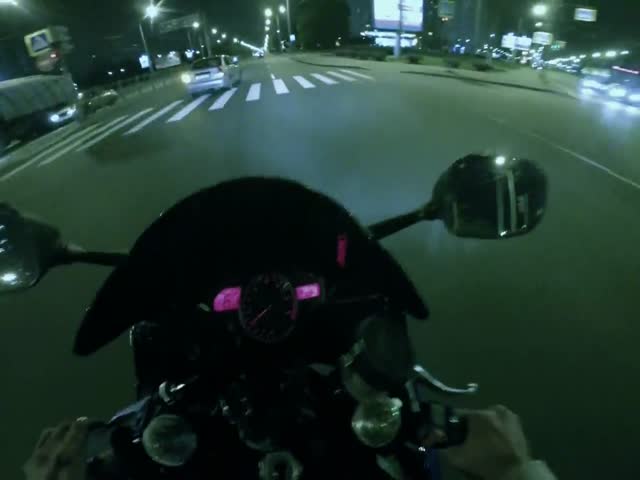 Питерский мотоциклист записал видео с опасной ездой по Ленинскому проспекту