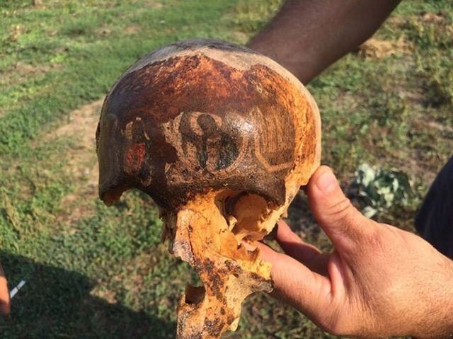 В Ростовской области обнаружен череп павшего бойца с ликами святых (3 фото)