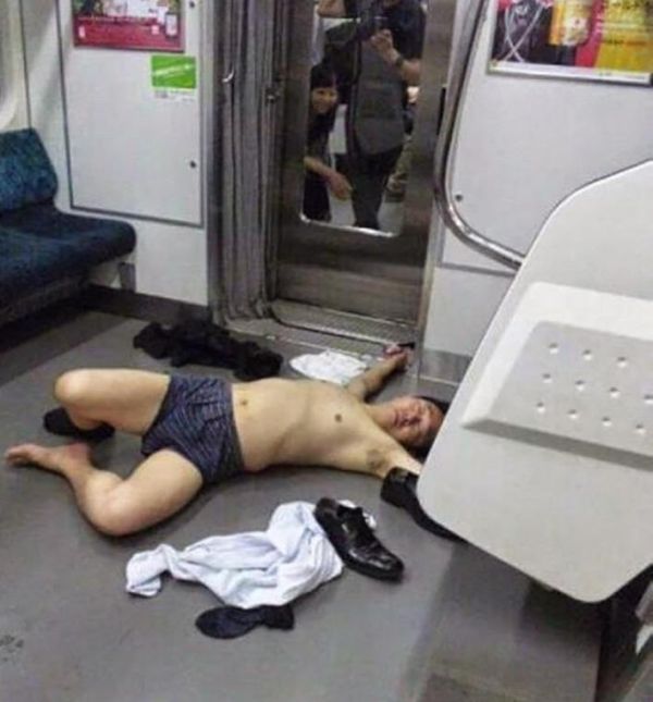 Пьяные люди прилегли немного отдохнуть (15 фото)