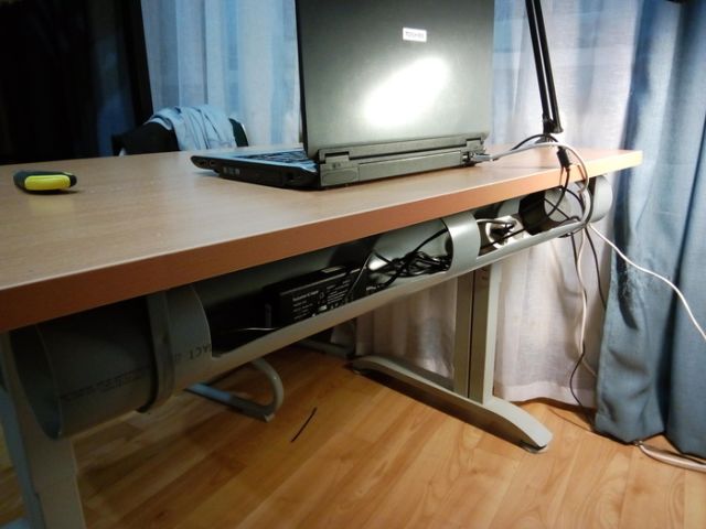 Решение проблемы валяющихся под компьютерным столом кабелей (4 фото)