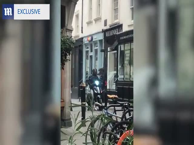 В Лондоне пенсионер с зонтом напал на грабителей