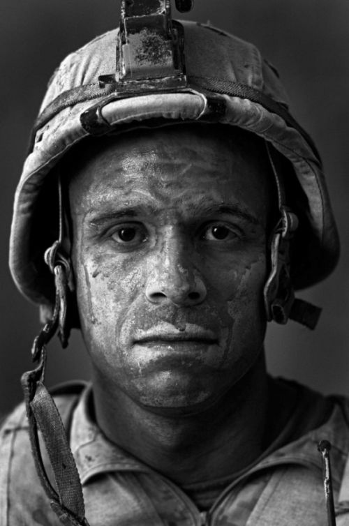 Взгляд солдат, переживших тяжелые события (13 фото)