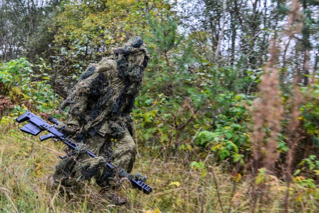 Учения российских и белорусских снайперов в Псковской области (8 фото)