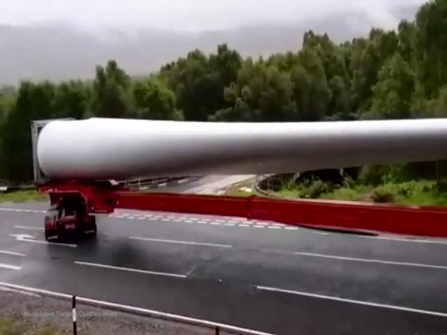 Водитель 60-метрового грузовика проезжает поворот