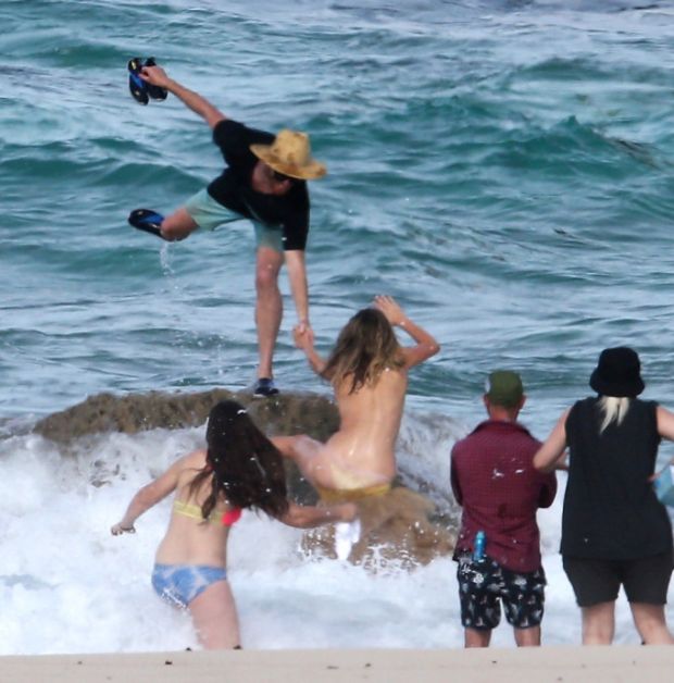 Кейт Аптон упала в воду во время откровенной фотосессии (4 фото)