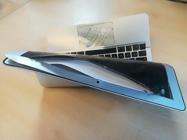 Ноутбук, пострадавший из-за недальновидности хозяина (4 фото)
