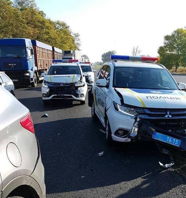 В Запорожье полицейские в первый же день разбили два новых автомобиля Mitsubishi Outlander (3 фото)