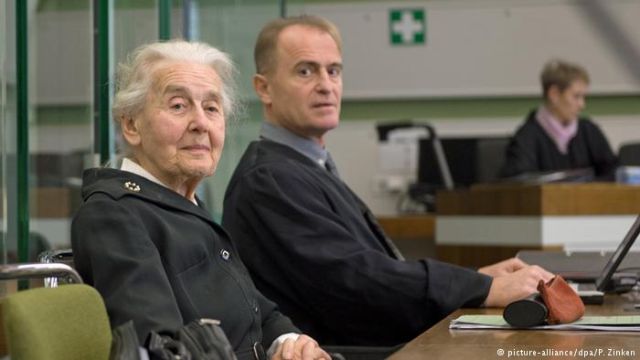 Суд Берлина отправил за решетку 88-летнюю пенсионерку, отрицавшую Холокост (2 фото) Суд Берлина отправил за решетку 88-летнюю пенсионерку, отрицавшую Холокост (2 фото)
