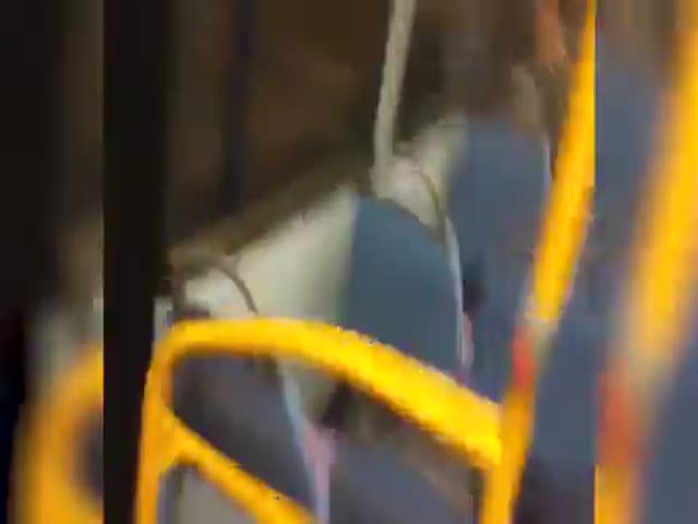 Хулиганы запустили фейерверк в автобус