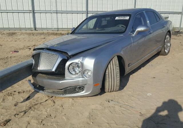 В США продают Bentley Mulsanne, насквозь пробитый дорожным ограждением (6 фото)