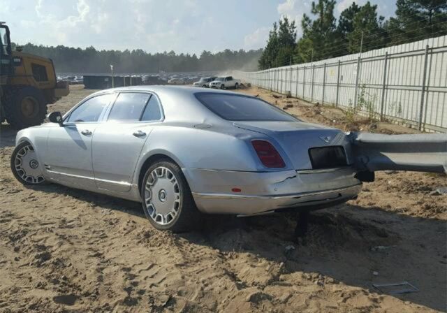 В США продают Bentley Mulsanne, насквозь пробитый дорожным ограждением (6 фото)