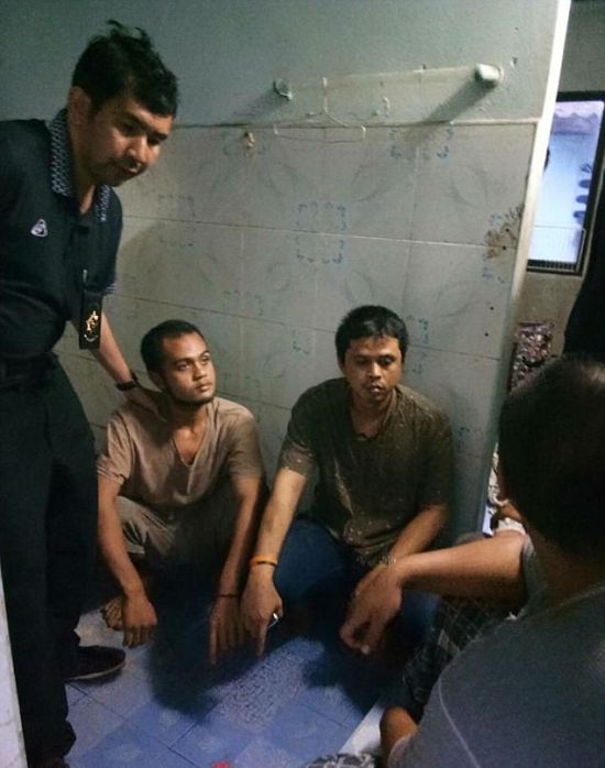 В Таиланде преступник пытался спрятаться от полиции под тазиком (4 фото)