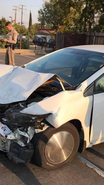 Автоледи увлеклась своим макияжем (2 фото) Автоледи увлеклась своим макияжем (2 фото)