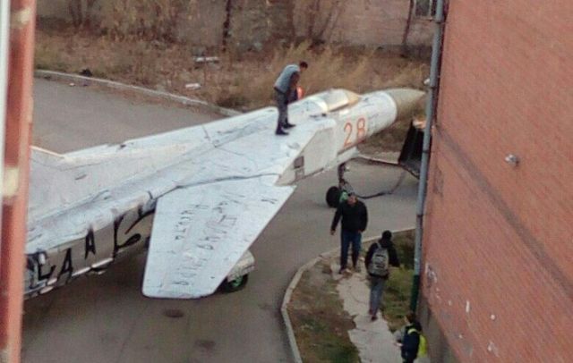 По улицам Иркутска транспортировали истребитель МИГ-23 (3 фото)