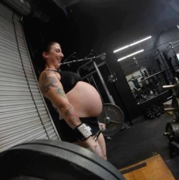 Пауэрлифтерша не прекращает тренировки даже на 8-м месяце беременности (11 фото)