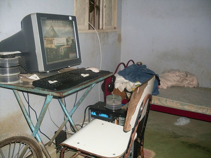Когда компьютерные столы превращаются в помойки (15 фото)